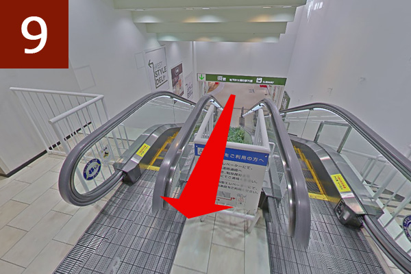 矢場町駅からパルコの中を通ってホテルまで行く道順⑨西館地下1階へ上るエスカレーター